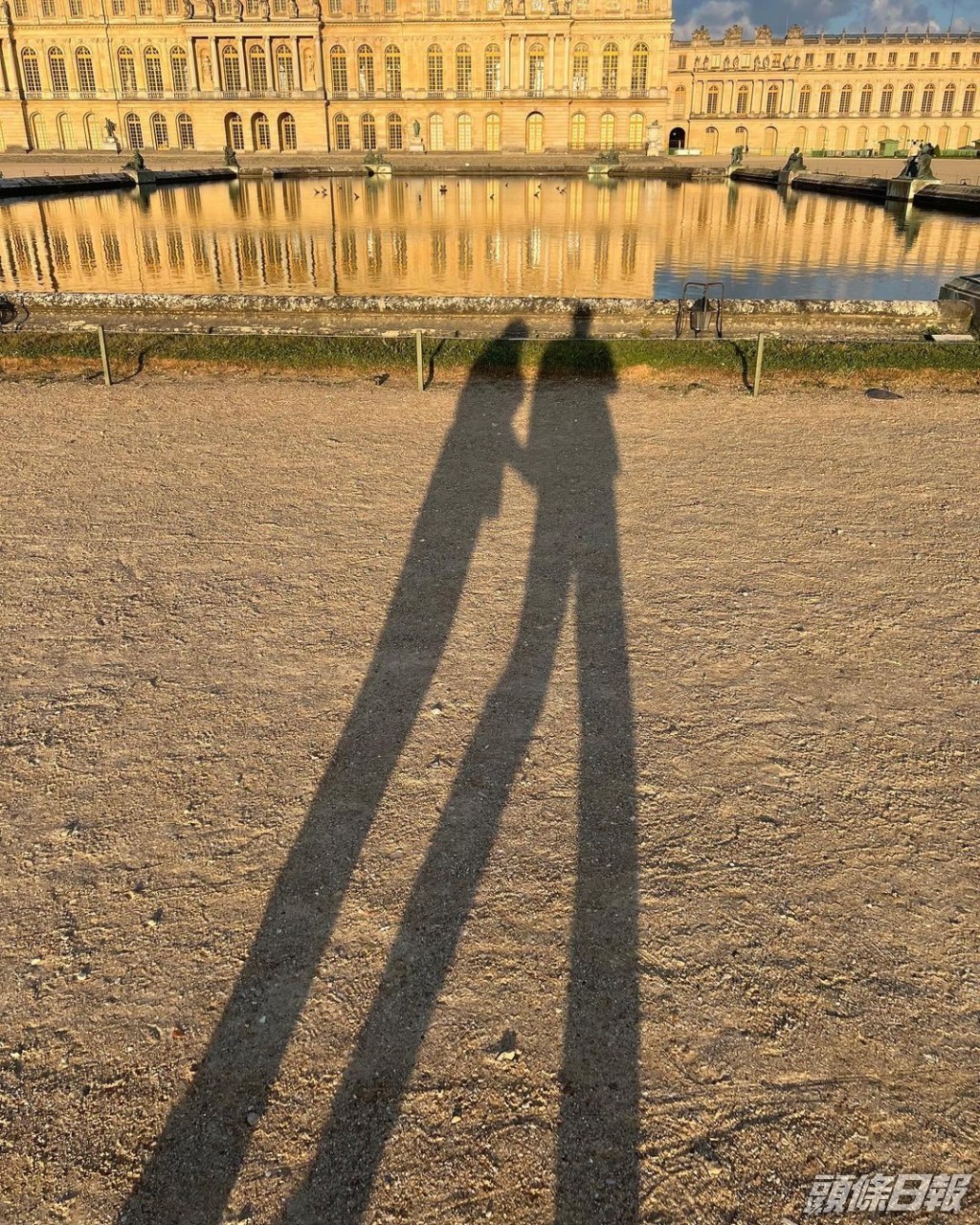 狄美摩亞上載二人的剪影相，頗為浪漫。